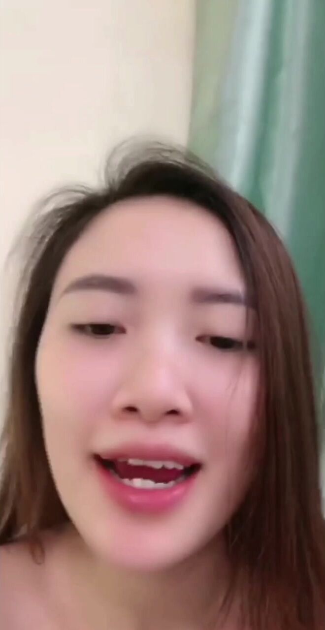 Gái xinh trả kèo lột đồ móc bướm trên live