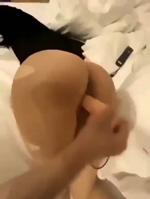 Tuột quần nhỏ em họ nhét sex toy vào lồn nó