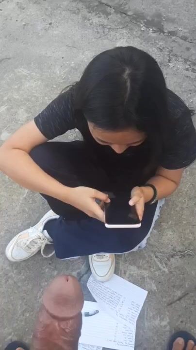 Rủ em sinh viên ra đường public mà trông e nó cười vui vẻ quá