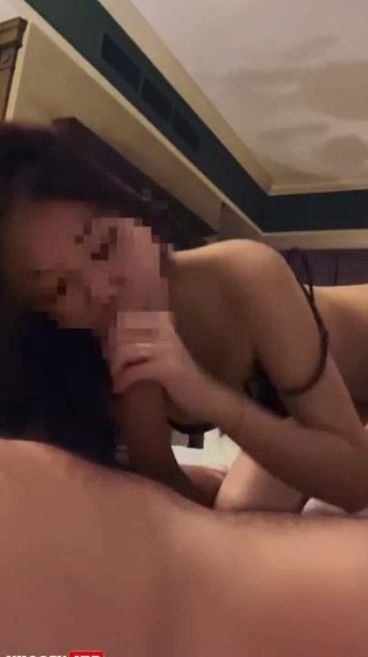 Em gái mệt lồn khi cưỡi trên con cặc khủng của anh Tây ba lô phần 1
