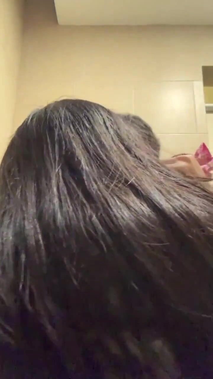 Đang đi chơi em họ nứng cặc rũ chị gái vào toilet công cộng đụ nhau vội vàng.