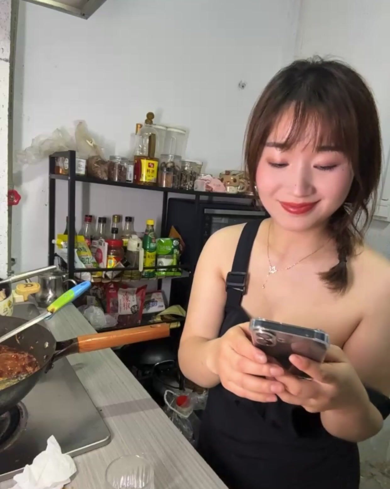 Vừa nấu ăn cho chồng vừa live khoe vú thủ dâm bằng toy trong bếp