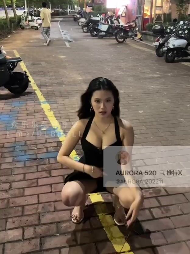 Chó cái dâm xinh đẹp thích show hàng public đái bậy làm mặt chó ngoài đường #2