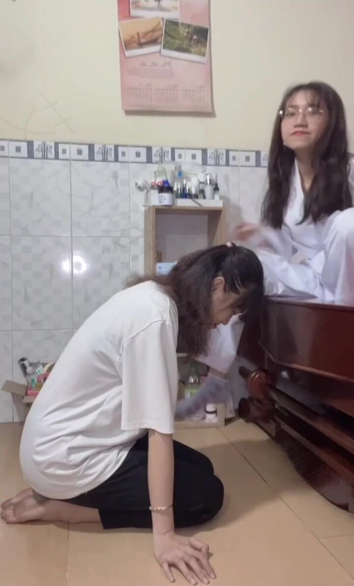 Chị họ nứng lồn bắt em gái bú ngon chân