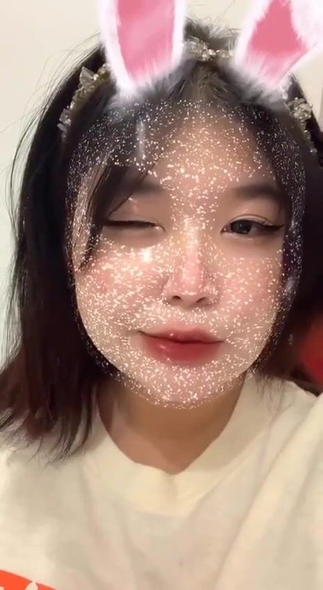 “nhìn nước lồn em chảy ra nè, thèm cặc a quá rui”