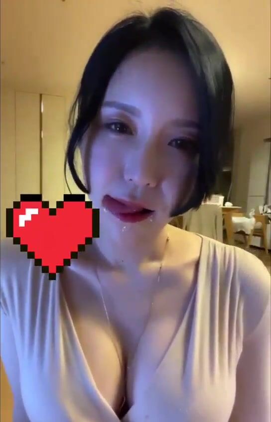 Chị đồng nghiệp xinh dâm nhìn là muốn đút cu vào mồm em nó