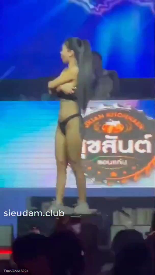 Em gái xinh nhảy khỏa thân trong club cực hot